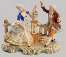 Német porcelán rokokó pár. Kézzel festett, jelzett, kopással sz: 13 cm