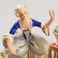 Német porcelán rokokó pár. Kézzel festett, jelzett, kopással sz: 13 cm