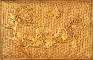 Lakkozott fa doboz domborműves díszítéssel 12x8 cm