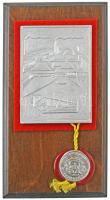 DN (1980 k.) Székesfehérvári Könnyűfémmű "Köfém / Alba Regia - Székesfehérvár" egyoldalas Al emlékplakett fa talapzaton, Székesfehérvár címerét utánzó műanyag viaszpecséttel (plakett: 80x110mm ; talapzat: 120x225mm) T:XF