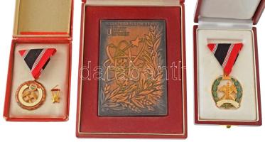 1957. "Bányász Szolgálati Érdemérem bronz fokozata" műgyantás bronz kitüntetés mellszalagon + 1970. "Mecseki Ércbányászati Vállalatnál eltöltött 10 esztendőért" fém plakett eredeti tokban, törzsgárda jelvénnyel (119x80mm) + 1990 k. "Kiváló Bányász" aranyozott, zománcozott fém kitüntetés vörös csillag nélkül, mellszalagon, eredeti tokban T:AU