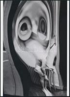 1933 Kertész Andor (később André Kertész) (1894-1985) magyar (később francia - amerikai) fotóművész felvétele (Torzítások sorozatból a 109.sz.), 1 db modern nagyítás, jelzés nélkül, 21x15 cm