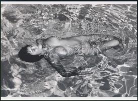cca 1980 "Lebegés", szolidan erotikus felvétel, 1 db modern nagyítás, jelzés nélkül, 15x21 cm