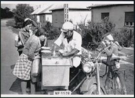 cca 1960 Balatonlelle, fagyis oldalkocsis motorkerékpárral, 1 db modern nagyítás, jelzés nélkül, 15x21 cm