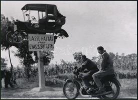 cca 1935 A Balaton közelében létesített balesetmegelőző figyelem felhívás, 1 db modern nagyítás, jel...