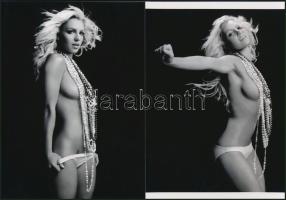 cca 2002 Britney Spears (1981) amerikai énekesnő nyakláncokban és bugyiban, szolidan erotikus felvételek, 2 db modern nagyítás, jelzés nélkül, 21x15 cm