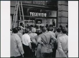 1956 Budapest, a televízió kísérleti adása és első készüléke egy kirakatban, 1 db modern nagyítás, jelzés nélkül, 15x21 cm