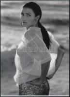 cca 1997 Cameron Diaz (1972) kubai-amerikai színésznő átlátszóban megvillantja, szolidan erotikus felvétel, 1 db modern nagyítás, jelzés nélkül, 21x15 cm