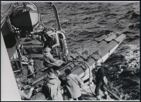 1941 Robert Capa (1913-1954) (eredeti neve Friedmann Endre) magyar - francia fotóriporter felvétele (Egy szövetséges torpedóromboló hajó fedélzetén), 1 db modern nagyítás, jelzés nélkül, 15x21 cm