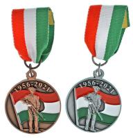 2021. "1956-2021 / 1956-os Magyarok Világszövetsége - 65. évforduló emlékére", az 1956-os forradalom 65. évfordulójára kiadott kétoldalas, zománcozott, ezüstpatinázott bronz emlékérem füllel, mellszalagon (visszavont nem hivatalos kitüntetés?) + 2021. "1956-2021 / 1956-os Magyarok Világszövetsége - 65. évforduló emlékére", az 1956-os forradalom 65. évfordulójára kiadott kétoldalas, zománcozott, ezüstpatinázott bronz emlékérem füllel, mellszalagon (visszavont nem hivatalos kitüntetés?) T:AU