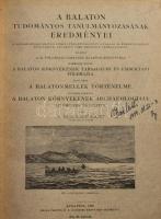 Kuzsinszky Bálint: A Balaton környékének archaeologiája. Lelőhelyek és leletek. Kiadja: Magyar Földrajzi Társaság Balaton-Bizottsága. A Balaton tudományos tanulmányozásának eredményei. III. kötet: A Balaton környékének társadalmi és embertani földrajza 1. rész: A Balatonmellék történelme. II. szakasz. Bp., 1920, Kilián Frigyes, (Hornyánszky-ny.). XVI+220 p. 235 szövegközti képpel, ábrával. Bekötött papírborítókkal. Átkötött félvászon-kötés, címlapon kis hiánnyal, névbejegyzéssel, jó állapotban.