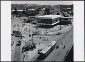 cca 1965 Budapest, Déli pályaudvar, autóbusszal és villamossal, 1 db modern nagyítás, jelzés nélkül, 15x21 cm