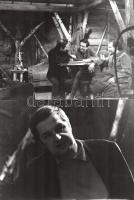 ca 1974 Nemere László (1928-2005) filmrendező Hat köpeny c. filmjének 8 db werkfotója, Kiss Júlia fotós által jelzett borítékban 24x16 cm