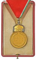 1922. "Magyar Koronás Bronzérem hadiszalagon, kardokkal" aranyozott bronz kitüntetés mells...