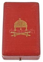 1922. "Magyar Koronás Bronzérem hadiszalagon, kardokkal" aranyozott bronz kitüntetés mells...