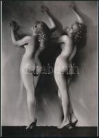 cca 1930 "Falramászás szinkronban", szolidan erotikus felvétel, 1 db modern nagyítás, jelzés nélkül, 21x15 cm