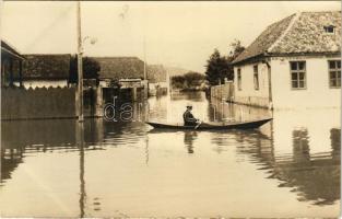 Fogaras, Fagaras; Olt áradása, árvíz, csónak / flood, boat. photo (hullámos / wavy)