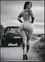 cca 1988 "Sikeres autóstopp", szolidan erotikus felvétel, 1 db modern nagyítás, jelzés nélkül, 21x15 cm