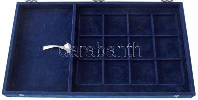 "Olympische Silber-Gedenkmünzen der Neuzeit" éremsor dísztokja, egy beépített tálcával, benne 12db 55x55mm-es és 1db 130x215mm-es férőhellyel. Használt de újszerű állapotban.