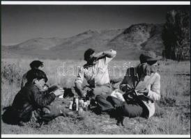 1941 Ernest Hemingway (1899-1961) amerikai író a családjával piknikezik (Idaho), Robert Capa (1913-1954) (eredeti neve Friedmann Endre) magyar - francia fotóriporter felvétele, 1 db modern nagyítás, jelzés nélkül, 15x21 cm