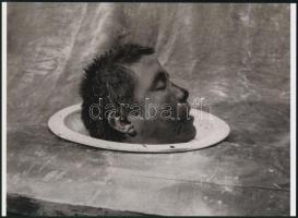 cca 1989 Joel Peter Witkin (1939) amerikai fotóművész felvétele, 1 db modern nagyítás, jelzés nélkül, 15x21 cm