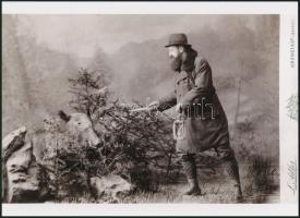 cca 1890 Brassó, Adler fényképész műtermében a bátor vadász, egy szál tőrrel a vadkan ellen, 1 db modern nagyítás, jelzés nélkül, 15x21 cm