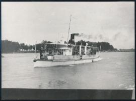 S.M.D. S.M. Patrouillenboot "a", a Dunai Flottila járőr hajójának fényképe átépítése után, későbbi nagyítás, 13x18 cm / Black-and-white modern reproduction (horizontal, 18 cm x 13.1 cm) made from an original negative. Portside view of S.M.Pb. "a" after reconstruction, with black smokestack. This photograph is reproduced on page 142 of Pawlik's Die k.u.k. Donauflotille 1870-1918, where the boat is positively identified through an enlargement of the lifesaver hanging from her "bridge."