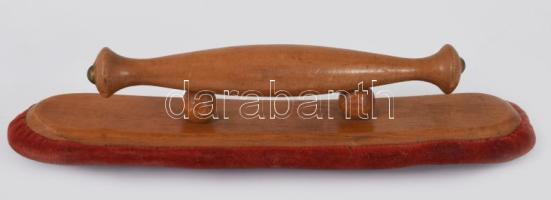 cca 20. sz. eleje, Herm. Poetzsch kalap- vagy fejfedőtartó, benne simítóval, kopással, 33x27 cm