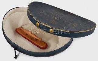cca 20. sz. eleje, Herm. Poetzsch kalap- vagy fejfedőtartó, benne simítóval, kopással, 33x27 cm