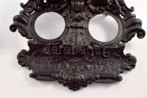 Vas kalamáris maszkos díszítéssel, egyik tégely alja hiányzik, 23x26 cm