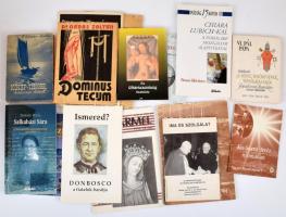 15 db vegyes vallási témájú könyv és kiadvány: Nádas Zoltán: Dominus Tecum. Gondolatok az Üdvözlégy Máriáról.; Wimmer M. Anzelm: A Közép-tenger halászai között. Pucci M. Antal szervita atya élete.; VI. Pál pápa körlevele a népek fejlődésének támogatásáról.; A Debreceni Református Kollégium és Nagytemplom.; stb. Vegyes állapotban.