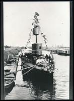 S.M.D. S.M. Patrouillenboot "b", a Dunai Flottila járőr hajójának fényképe a Béga-csatornában, 1915 körül, későbbi nagyítás, 18x13 cm / Modern enlargement (vertical, 18.0 cm x 13.2 cm) made from the original negative. S.M.Pb. "b" in the Bega canal. Despite the date on the back, this photograph must date back to not later than August 1915, when S.M.Pb. "b" was stricken off the list of active ships.