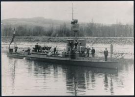 S.M.D. S.M. Patrouillenboot "c", a Dunai Flottila járőr hajójának fényképe, későbbi nagyítás, 13x18 cm / Black-and-white modern reproduction (horizontal, 17.6 cm x 12.6 cm) made from an original negative (a seal with the initials R W is visible on the lower left corner). Full starboard side view of S.M. Patrouillenboot c, showing her two 8 mm guns mounted in individual turrets. A spotlight has been rigged in the crow?s nest. Virtually the entire crew, 13 men, including an officer, posed for this photograph.