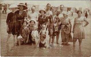 Grado, fürdőző társaság, öltöző kabinok. Franz Lewinsky felvétele / beach, bathers, dressing cabins. photo (EB)