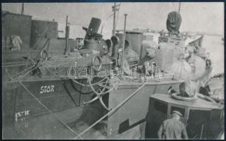 S.M.D. S.M. Patrouillenboot Stör és Viza, a Dunai Flottila járőr hajóinak fényképe kikötve, háttérben az S.M.S. Álmos felfegyverzett gőzös hátsó lövésztornya, 1916-17 körül, későbbi nagyítás, 13x18 cm / Large black-and-white modern reproduction made from the original negative (horizontal, 18 cm x 12 cm). S.M.Pb. Stör and Viza tied to a dock. To their right, the armed steamer S.M.S. Almos. There is no indication of where this photograph was taken; it must have been taken, however, between April 1916, when S.M.Pb. Viza went into service and the fall of 1917 when S.M.Pb. Stör was shipped by rail to Pola to later join the Lagunenflotille.