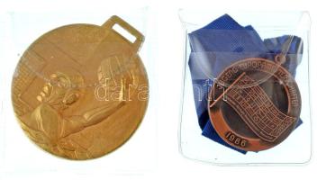 1980. "W.P. Madrid 1980" aranyozott fém vízilabda díjérem füllel (60mm) + NSZK 1986. "Jugend-Europameisterschaften 1986 / DSV - Berlin (West) - 21.-27. Juli 1986" bronz díjérem szalagon. Az 1986-os nyugat-berlini Junior Vízilabda Európa Bajnokságon az NSZK a Szovjetuniót győzte le a döntőben, a bronzérmet pedig a magyar válogatott szerezte meg. A csapatot akkor Szívós István olimpiai, világ- és Európa-bajnok magyar vízilabdázó vezette, a csapatban pedig olyan játékosok szerepeltek, mint Vincze Balázs, Tóth II. László, vagy Kósz Zoltán. A játékosok közül később többen is aranyérmeket nyertek mind a válogatottban, mind klubcsapataikban, többek közt az Olimpián, a Világkupán, az Európa Bajnokságon, illetve a Bajnokok Ligájában. (40mm) T:UNC