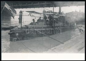 S.M.D. S.M. Patrouillenboot "g", Dunai Flottila járőr hajójának fényképe kikötve Budapesten, későbbi nagyítás, 12,6x17,7 cm / Black-and-white modern enlargement made from the original negative (horizontal, 17.7 cm x 12.6 cm). S.M.Pb. "g" docked at the Budapest Embankment under a bridge. Four crewmen can be seen on deck.