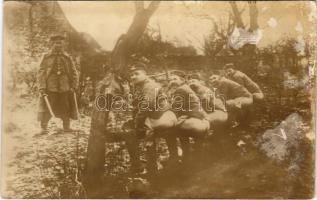 Első világháborús német katonák csoportja, obszcén jelenet / WWI German military, group of soldiers, obscene scene. photo (fl)