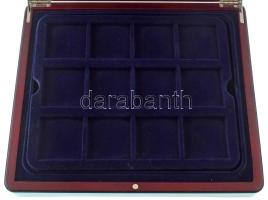 Mahagóni fa érmetartó kazetta bársonybéléssel, 1db beépített + 1db kivehető tálcával, összesen 24db ~50x50mm-es férőhellyel. Használt, de jó állapotban (külső méretek: ~285x240x53mm)