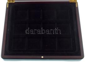 Mahagóni fa érmetartó kazetta bársonybéléssel, 1db beépített + 1db kivehető tálcával, összesen 24db ~50x50mm-es férőhellyel. Használt, de jó állapotban (külső méretek: ~285x240x53mm)