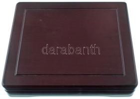 Mahagóni fa érmetartó kazetta bársonybéléssel, 1db beépített + 1db kivehető tálcával, összesen 24db ...