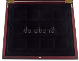 Mahagóni fa érmetartó kazetta bársonybéléssel, 1db beépített + 1db kivehető tálcával, összesen 24db ~50x50mm-es férőhellyel. Használt, de jó állapotban (külső méretek: ~285x240x53mm)
