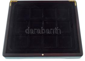 Mahagóni fa érmetartó kazetta bársonybéléssel, 1db beépített + 1db kivehető tálcával, összesen 24db ~50x50mm-es férőhellyel. Használt, de jó állapotban (külső méretek: ~285x240x53mm)