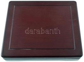 Mahagóni fa érmetartó kazetta bársonybéléssel, 1db beépített + 1db kivehető tálcával, összesen 24db ...