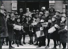 cca 1914 Müllner János (1870-1925) budapesti fényképész felvétele (adományt gyűjtő cserkészek "bevetés" előtt), 1 db modern nagyítás, jelzés nélkül, 15x21 cm