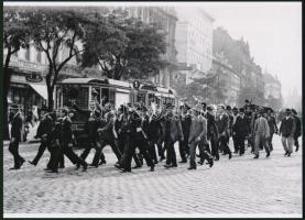 1914 Müllner János (1870-1925) budapesti fényképész felvétele a mozgósítás idején, katonának bevonuló fiatalokról, a háttérben az 1-es villamosjárat az Uránia előtt, 1 db modern nagyítás, jelzés nélkül, 15x21 cm