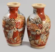 cca 1880 Japán váza pár. Japán, Meidzsi-kor, kézzel festett, jelzett, egyiken erős mázrepedéssel, m: 9,5 cm