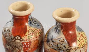 cca 1880 Japán váza pár. Japán, Meidzsi-kor, kézzel festett, jelzett, egyiken erős mázrepedéssel, m:...