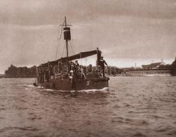 S.M.D. S.M. Patrouillenboot "g", Dunai Flottila járőr hajójának fényképe Pétervárad előtt, későbbi nagyítás, 20,5x25,5 cm / Large black-and-white modern enlargement (20.5 cm x 25.5 cm) of S.M. Pb. "g" on patrol on the Danube River at Peterwardein fortress.