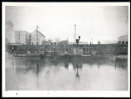S.M.D. S.M. Patrouillenboot Fogas, Dunai Flottila járőr hajójának fényképe Budapesten, későbbi nagyítás, 13,2x18 cm / Black-and-white modern reproduction (horizontal, 18.0 cm x 13.2 cm) made from the original negative. Portside view of S.M.Pb. Fogas in Budapest.